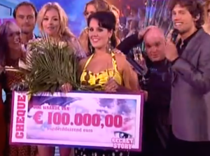 Screenshot: Sharon ontvangt, na haar overwinning, een cheque van 100.000 euro.